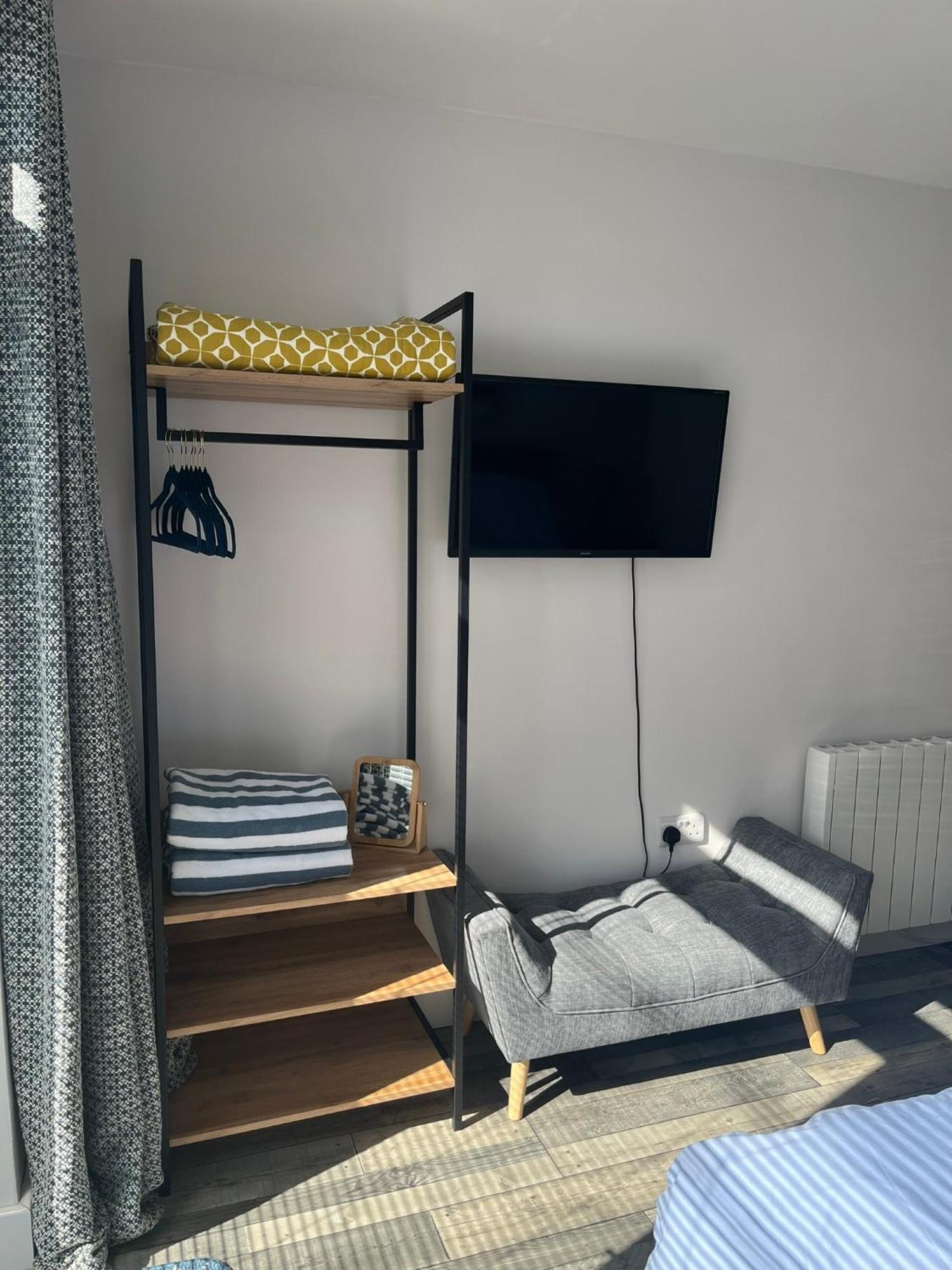 Entire Guest Suite In Four Mile Bridge, Rhoscolyn Valley Kültér fotó
